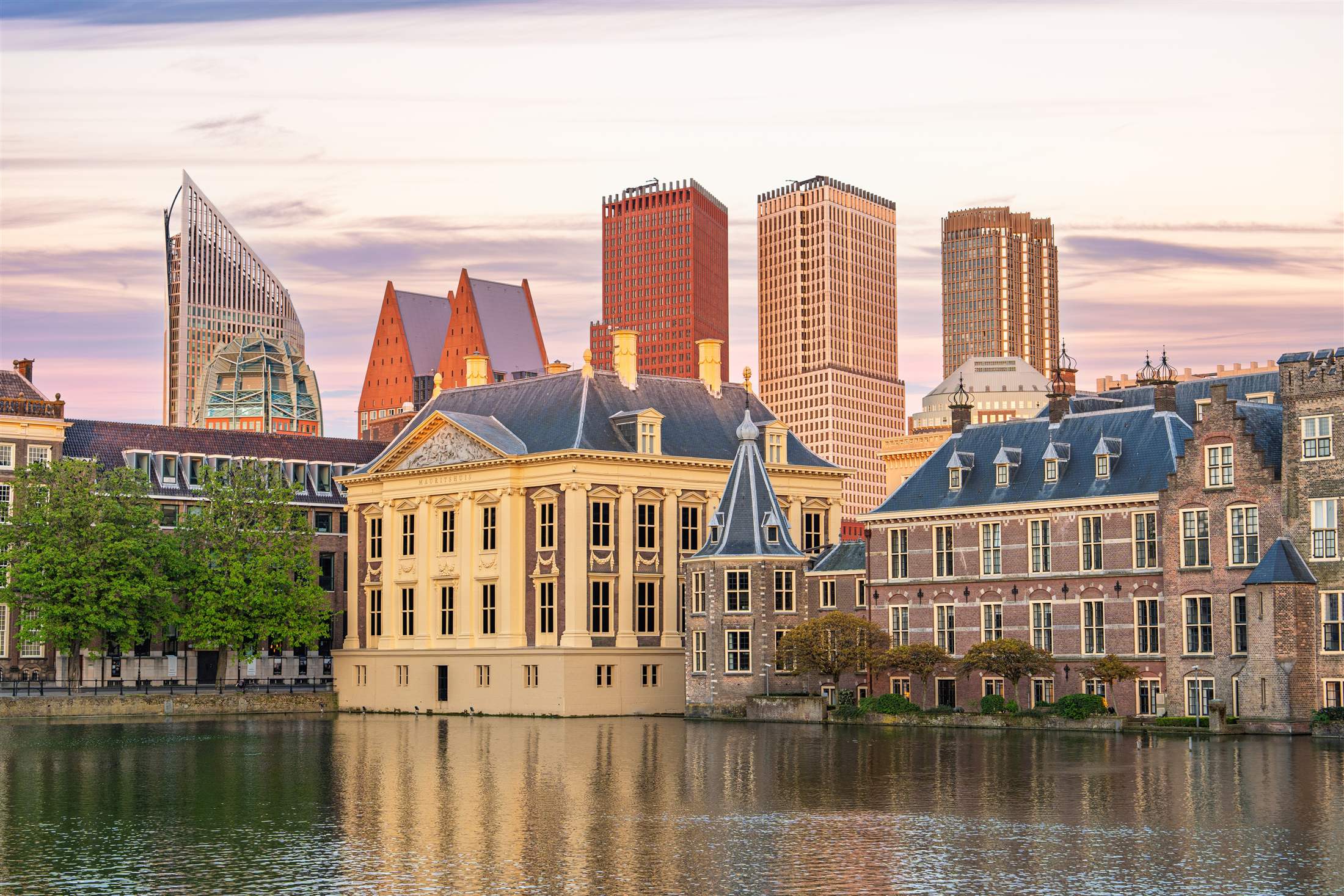 Skyline van Den Haag bij schemer, met het Binnenhof op de voorgrond